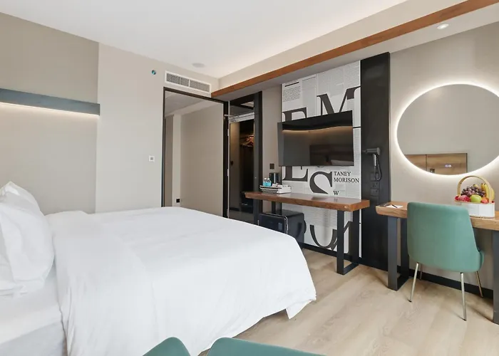 The Everly Lhesson Kuching